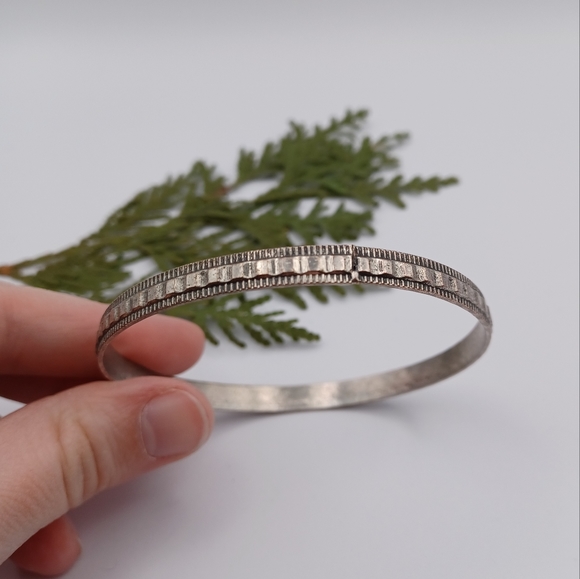 ✨️Vintage Silver-Toned Bangle Bracelet - Picture 3 of 5